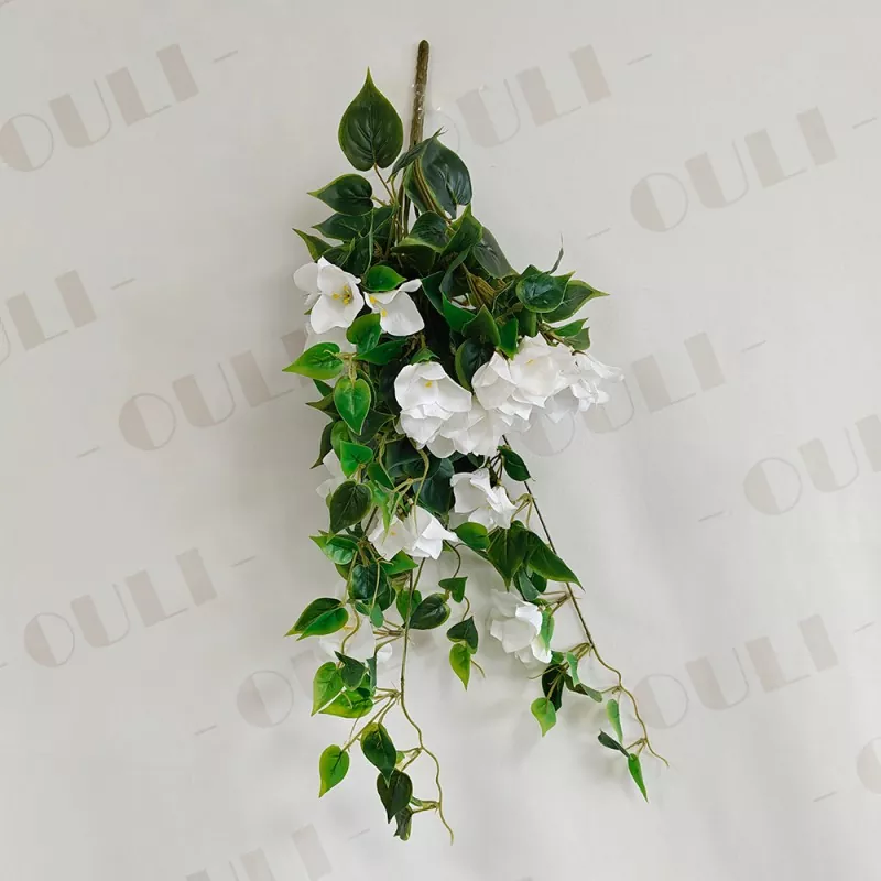 가짜 bougainvillea 매달려 꽃